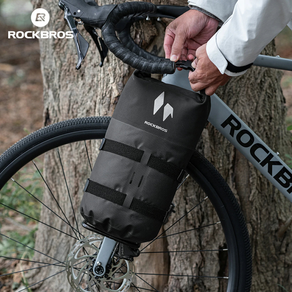 Front fork bag attached with three-point Velcro straps.