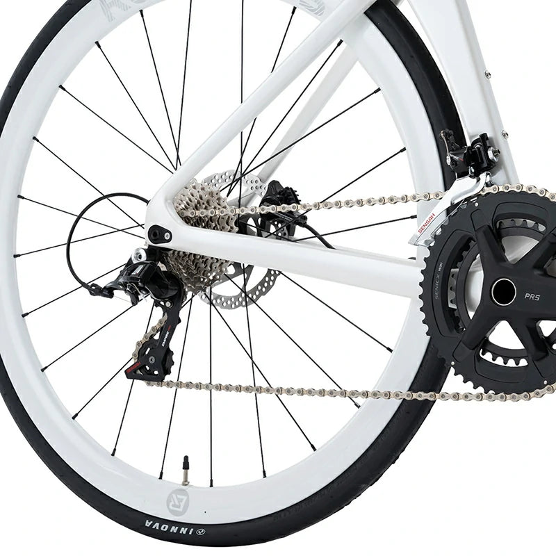 700x28C road tires provide grip and comfort
