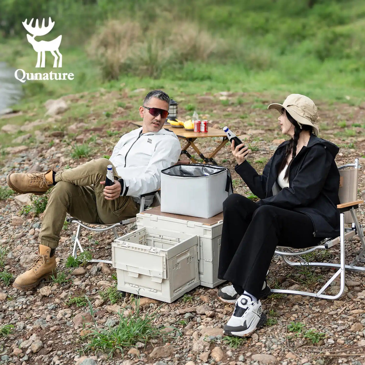 Two people enjoying a picnic outdoors with Qunature branding.