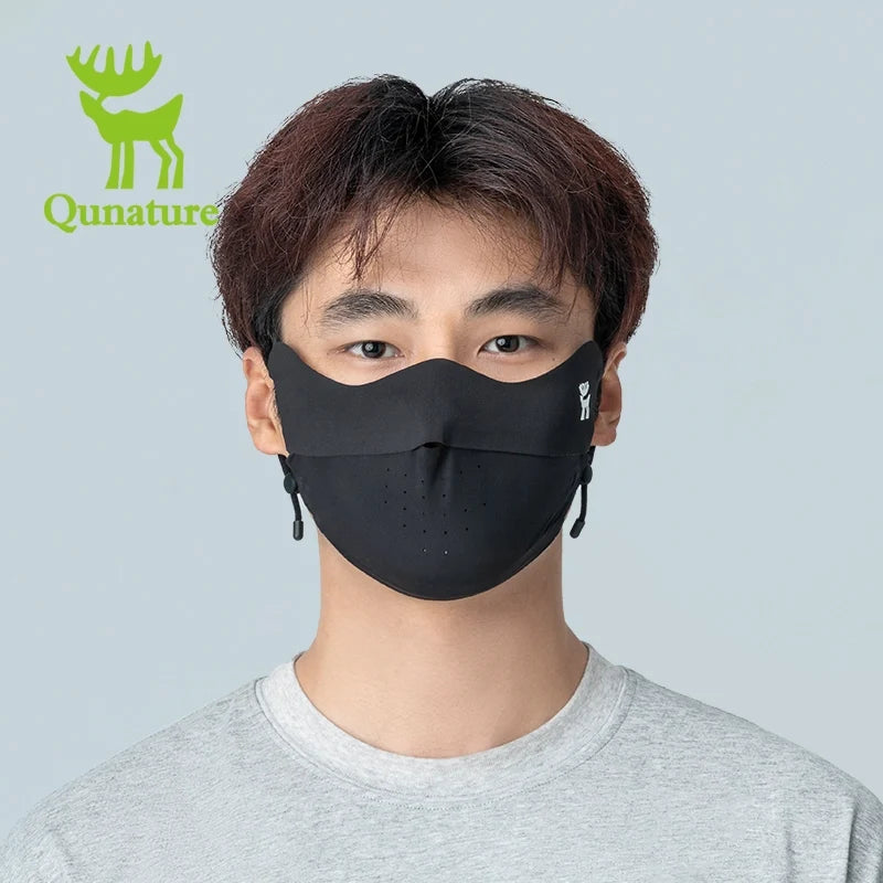 Man wearing a face mask with Qunature branding on a gray background