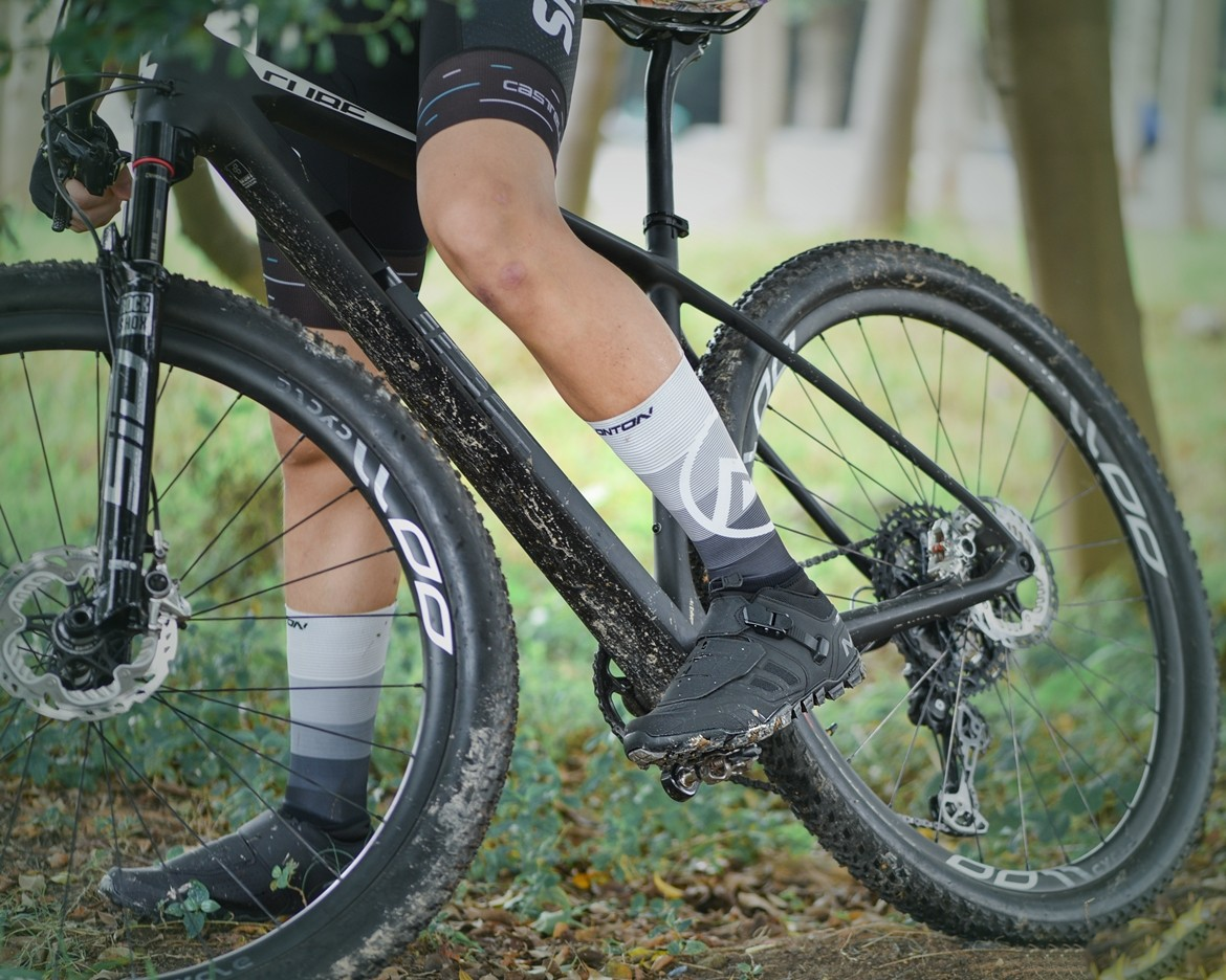 The Benefits of Clipless Pedals in Cycling: Enhancing Efficiency and Control on Your Rides