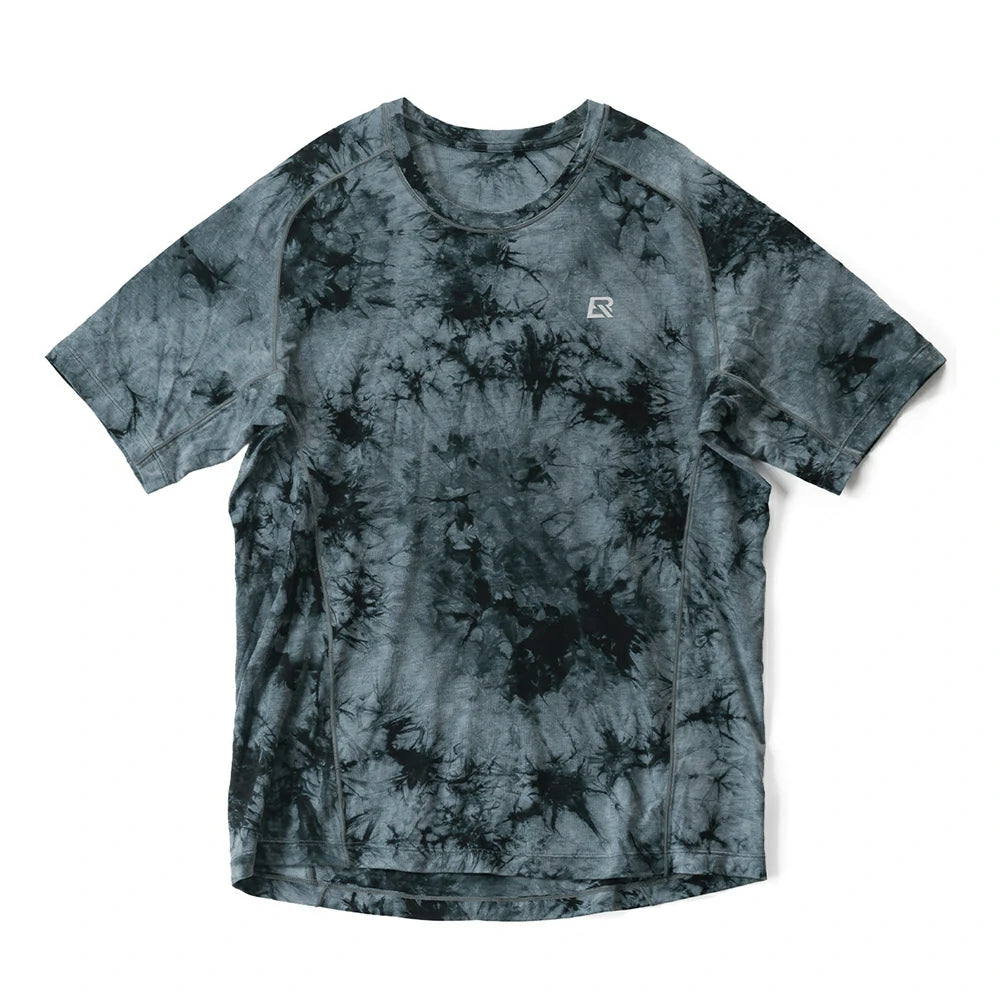A short-sleeve athletic t-shirt with a dark gray and black tie-dye pattern, featuring a small white stylized 'R' logo on the left chest, laid flat against a white background. #Color_Gray(Men）