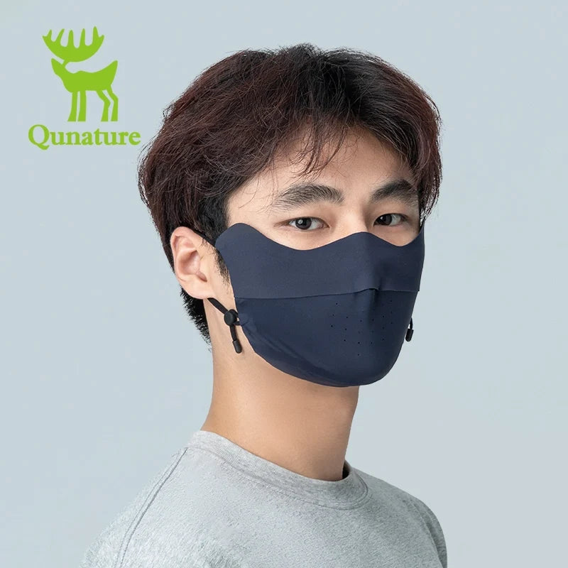 Person wearing a dark blue face mask with Qunature logo in the corner