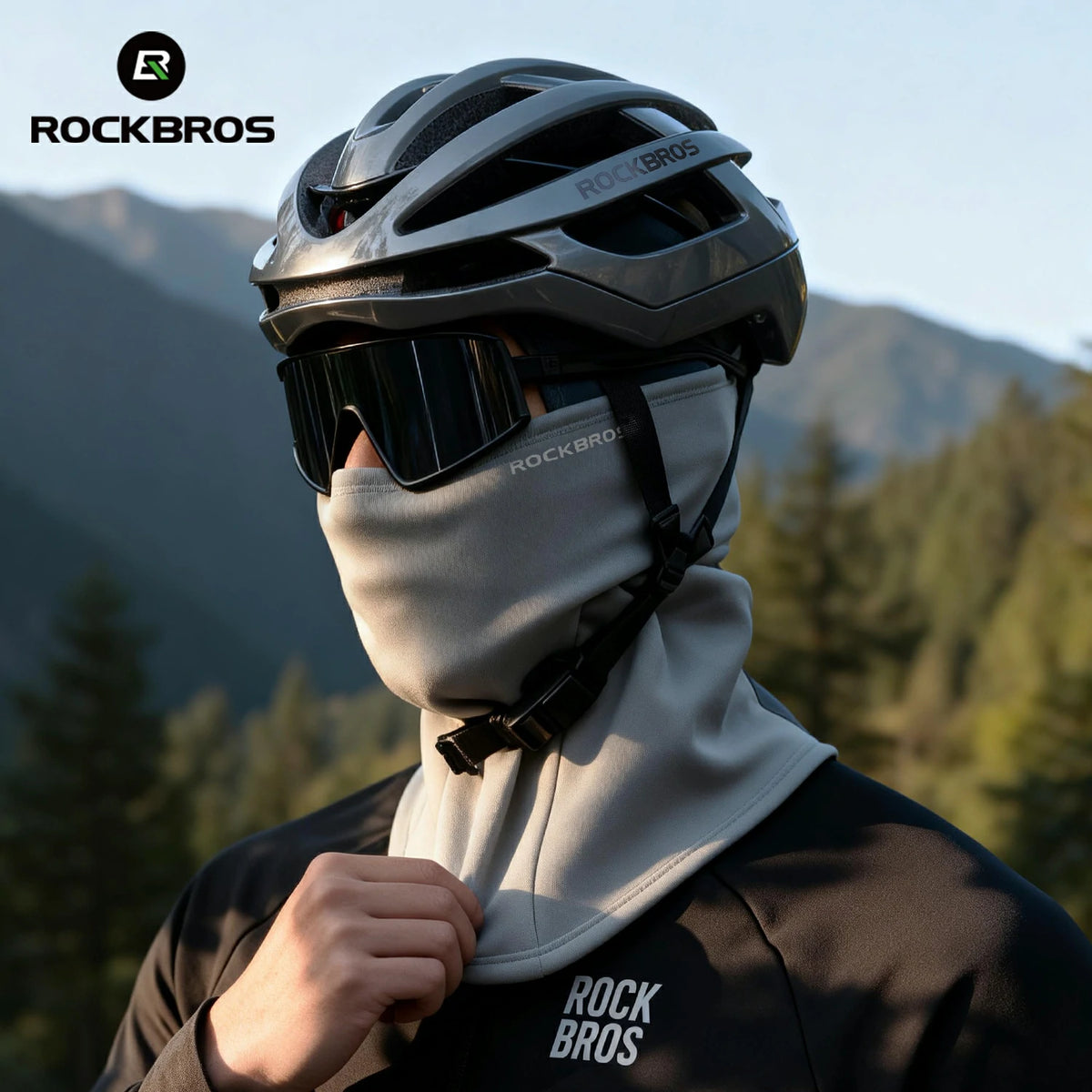 Soft skin-friendly inner fleece keeps you comfortable during activities.
